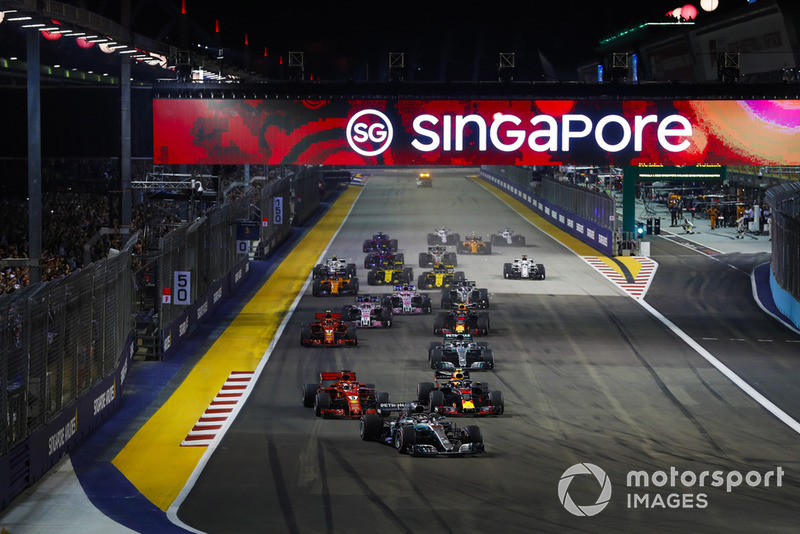 Lewis Hamilton, Mercedes AMG F1 W09 EQ Power+, precede Sebastian Vettel, Ferrari SF71H, Max Verstappen, Red Bull Racing RB14, Valtteri Bottas, Mercedes AMG F1 W09 EQ Power+, Kimi Raikkonen, Ferrari SF71H, e il resto del gruppo, alla partenza