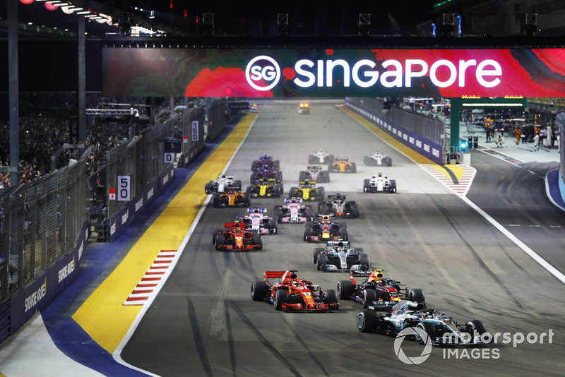 Lewis Hamilton, Mercedes AMG F1 W09 EQ Power+, Max Verstappen, Red Bull Racing RB14, y Sebastian Vettel, Ferrari SF71H, al inicio