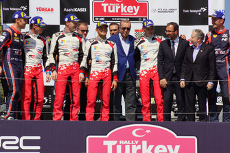 Podium: 2. Jari-Matti Latvala, Miikka Anttila, Toyota Gazoo Racing, Yarış galibi Ott Tänak, Martin Järveoja, Toyota Gazoo Racing, Recep Tayyip Erdoğan, Türkiye Cumhuriyeti Cumhurbaşkanı, 3. Hayden Paddon, Sebastian Marshall, Hyundai Motorsport, Jean Todt, FIA Başkanı