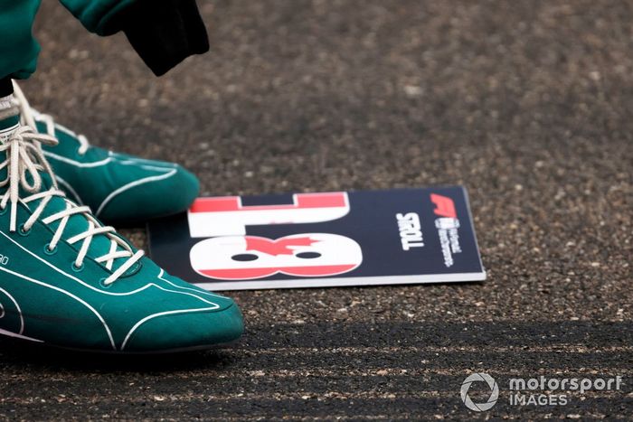 Las botas de Lance Stroll, Aston Martin, en la parrilla