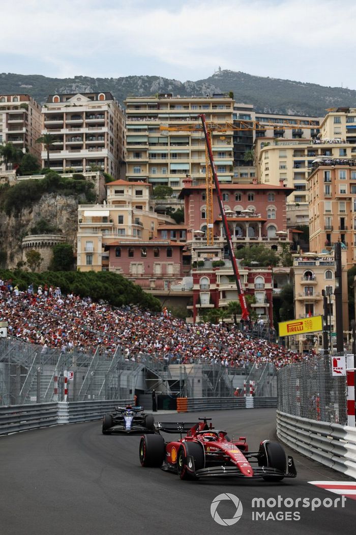 Charles Leclerc, Ferrari F1-75, lidera a Alex Albon, Williams FW44