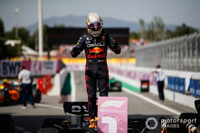Ganador Max Verstappen, Red Bull Racing, celebra enl Parc Ferme 