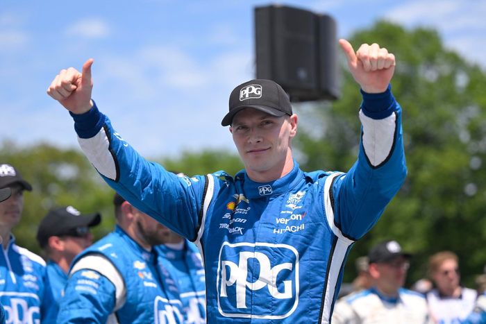 Josef Newgarden, el Chevrolet del equipo Penske, celebra en el carril de la victoria