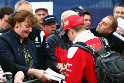 Kimi Raikkonen, Ferrari firma de autógrafos para los fans
