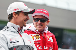 (Da sx a dx): Esteban Gutierrez, Haas F1 Team con Kimi Raikkonen, Ferrari nella sfilata dei piloti