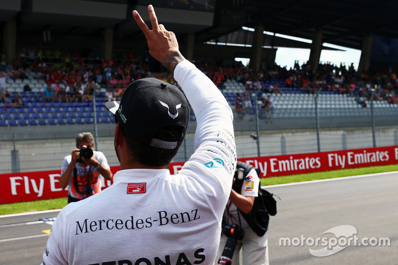 Lewis Hamilton, Mercedes AMG F1 festeggia la sua pole position