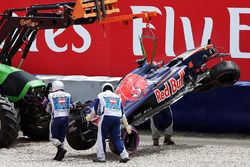 El dañado Scuderia Toro Rosso STR11 de Daniil Kvyat, después de que se estrelló durante la calificac