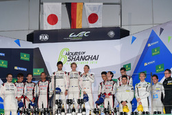 Podium: ganadores, #1 Porsche Team Porsche 919 Hybrid: Timo Bernhard, Mark Webber, Brendon Hartley,