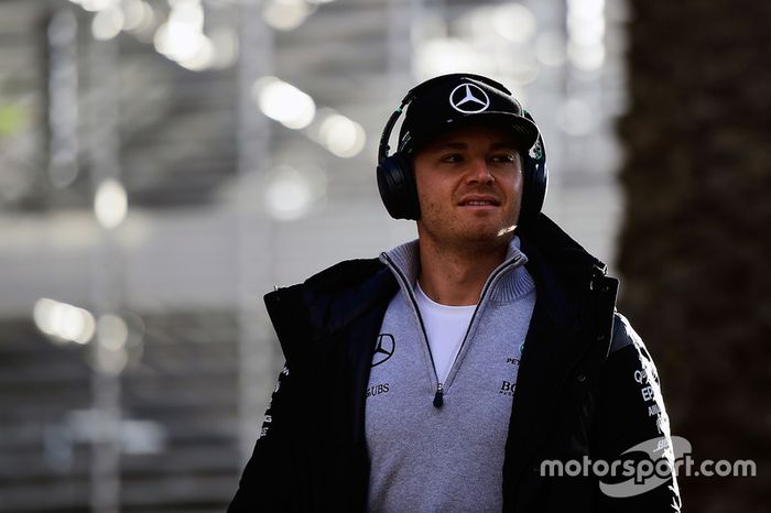 Nico Rosberg vai largar na segunda posição, mas atrás de seu principal rival.