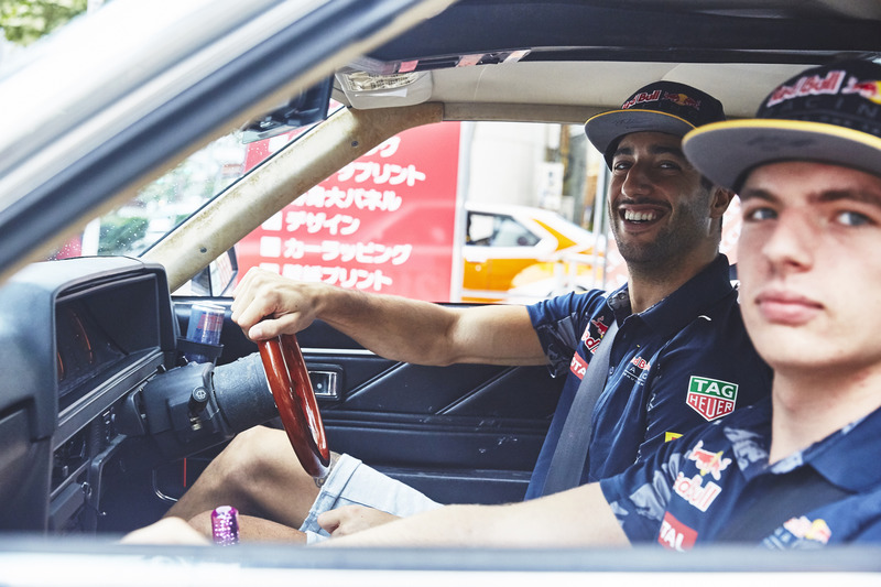 Daniel Ricciardo y Max Verstappen, Red Bull Racing conducen alrededor de Tokio en un coche de Bosozu