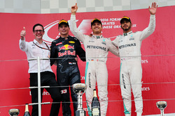 Подіум: Макс Ферстаппен, Red Bull Racing, Ніко Росберг, Mercedes AMG F1, Льюіс Хемілтон, Mercedes AM