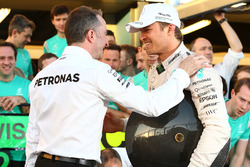 Победитель Нико Росбергов, Mercedes AMG F1 Team и Падди Лоу, исполнительный директор Mercedes AMG F1
