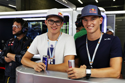 Les pilotes de rallycross Timmy et Kevin Hansen dans le garage Red Bull Racing