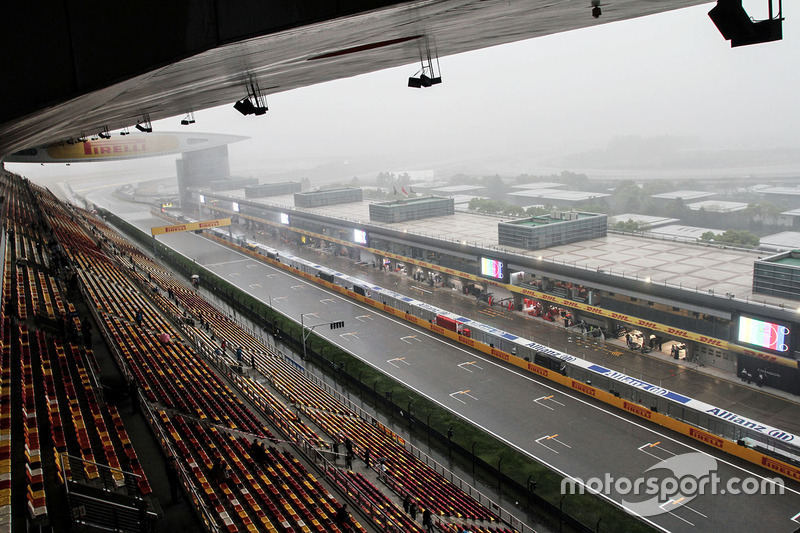 Circuito húmedo y lluvioso recta de la meta