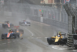 Jolyon Palmer, Renault Sport F1 Team RS16 va a sbattere durante la gara
