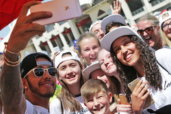 Lewis Hamilton, Mercedes AMG F1 Team con i tifosi