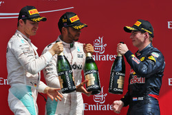 Подіум: друге місце - Ніко Росберг, Mercedes AMG F1, переможець - Льюіс Хемілтон, Mercedes AMG F1, т