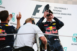 Друге місце Макс Ферстаппен, Red Bull Racing святкує на подіумі і п’є шампанське із гоночного череви