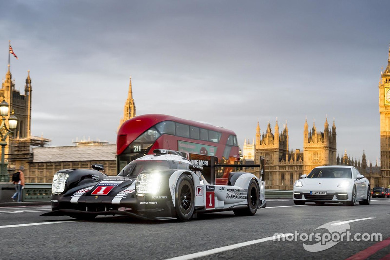 Merk Webber met de Porsche 919 Hybrid LMP1 in Londen