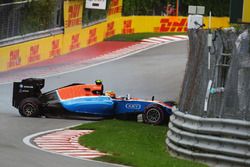 Rio Haryanto, Manor Racing MRT05 crashed during qualifying