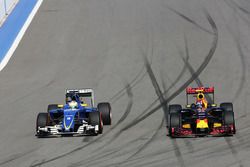 Marcus Ericsson, Sauber C35 and Daniil Kvyat, Red Bull Racing RB12