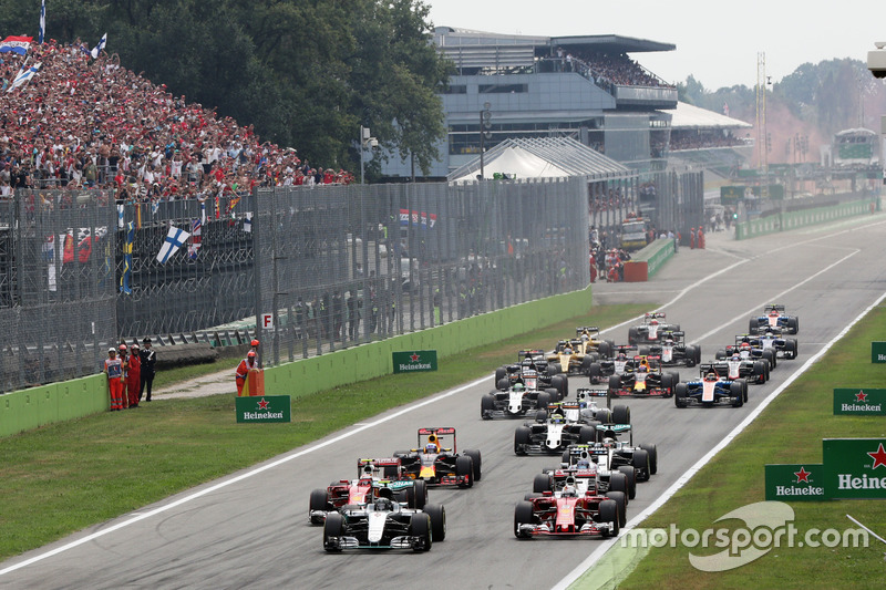 Nico Rosberg, Mercedes AMG F1 W07 Hybrid aan de leiding bij de start