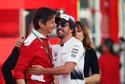 Fernando Alonso, McLaren, avec Luca Baldisserri, directeur de la Ferrari Driver Academy