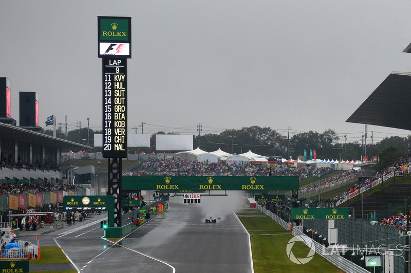  Nico Rosberg, Mercedes AMG F1 W05 leads Lewis Hamilton, Mercedes AMG F1 W05 at the start of the race