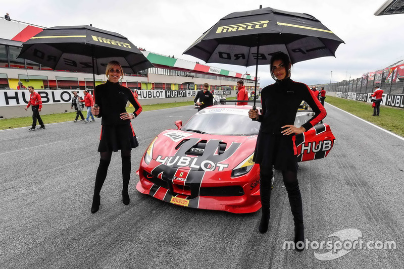 Grid girls with #107 Scuderia Corsa - Ferrari Silicon Valley Ferrari 488: Martin Fuentes