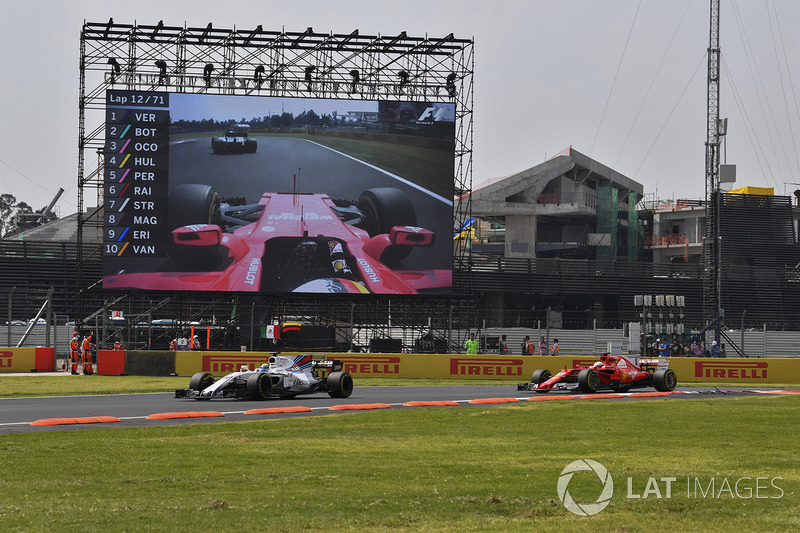 Felipe Massa, Williams FW40 et Sebastian Vettel, Ferrari SF70H