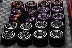 Mecánico de Red Bull Racing y llantas Pirelli