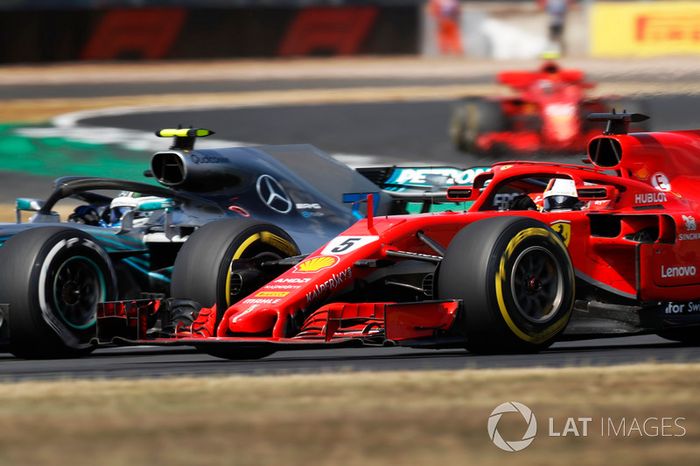 Valtteri Bottas, Mercedes AMG F1 W09, con Sebastian Vettel, Ferrari SF71H