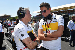 Nick Chester, Renault Sport F1 Team Technical Director and Marcin Budkowski, Renault Sport F1 Team on the grid
