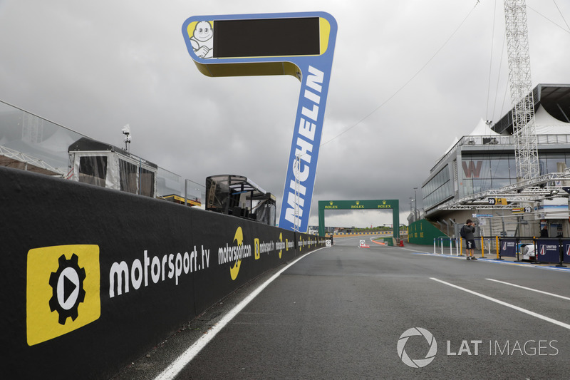 Logo Motorsport.com dan Motorsport.tv di Le Mans