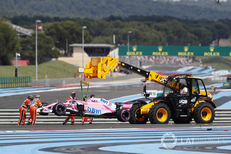 Esteban Ocon's Force India VJM11, revient au stand