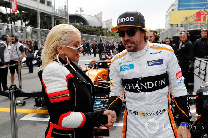 La cantante Christina Aguilera con Fernando Alonso, McLaren, en la parrilla
