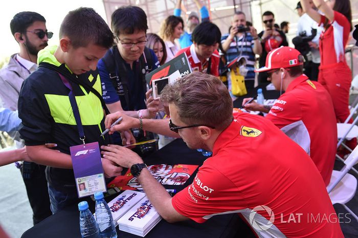 Sebastian Vettel, Ferrari firma autógrafos