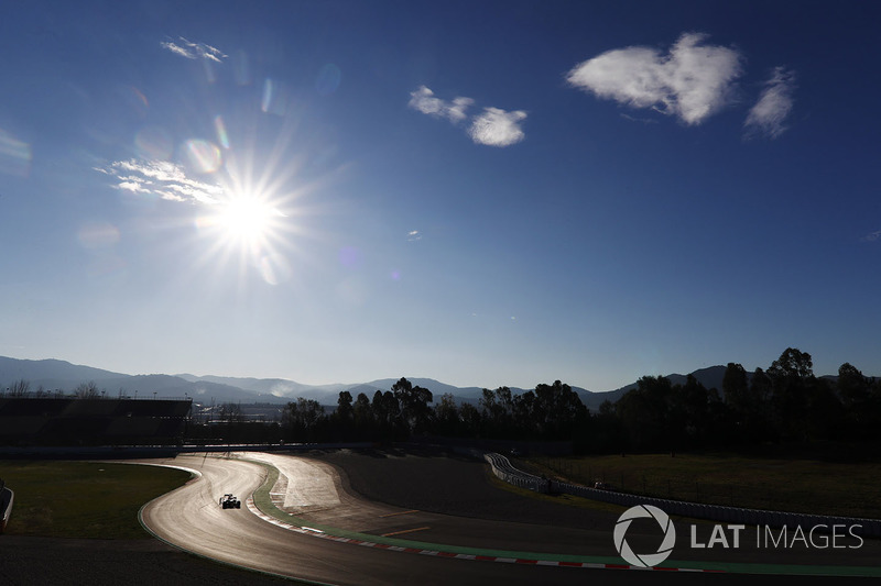 Вид на первый поворот трассы; Макс Ферстаппен, Red Bull Racing RB14