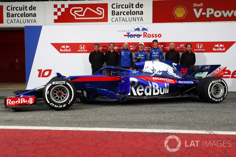 Сотрудники Honda, руководитель Scuderia Toro Rosso Франц Тост, гонщики Пьер Гасли и Брендон Хартли, автомобиль STR13