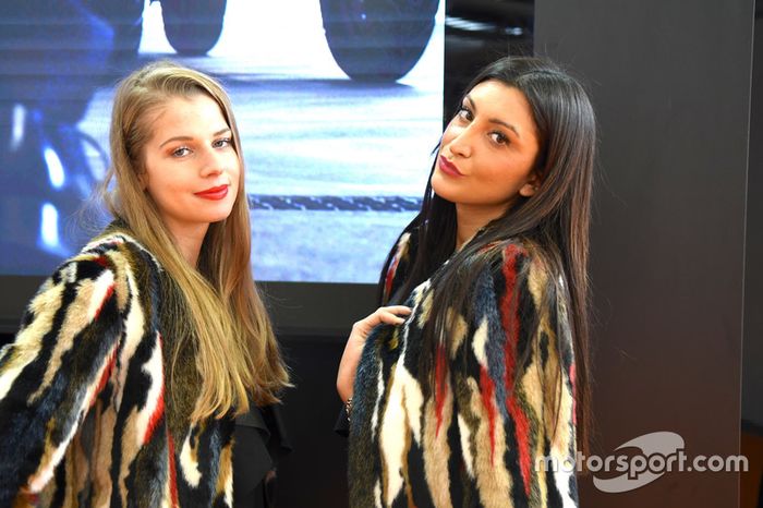 Las chicas en el Salón del Automóvil de Bolonia 2017