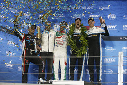 Podium : le Champion du monde Thed Björk, Polestar Cyan Racing, Volvo S60 Polestar TC1, le vainqueur Esteban Guerrieri, Honda Racing Team JAS, Honda Civic WTCC, le deuxième Rob Huff, All-Inkl Motorsport, Citroën C-Elysée WTCC, le troisième Nicky Catsburg, Polestar Cyan Racing, Volvo S60 Polestar TC1, Tiago Monteiro, Honda Racing Team JAS, Honda Civic WTCC