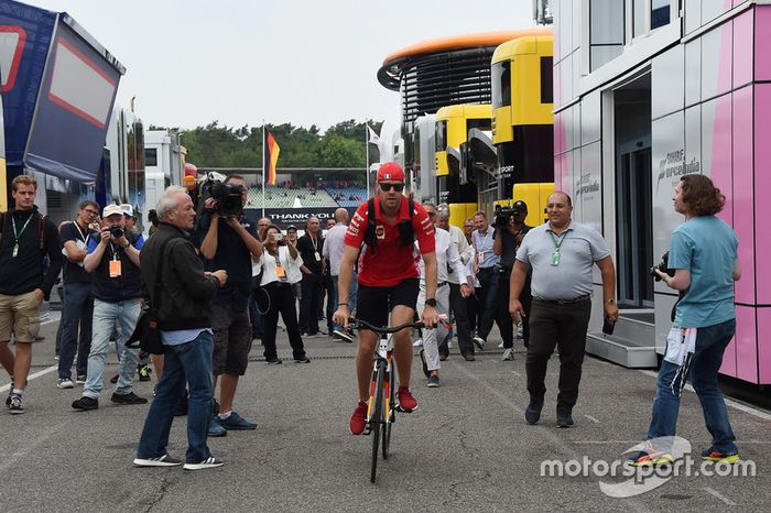 Sebastian Vettel, Ferrari en bici
