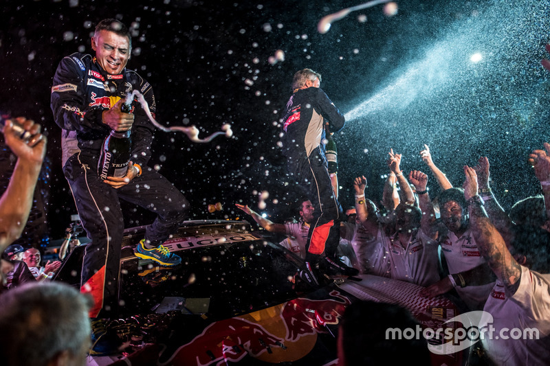 Les vainqueurs #303 Peugeot Sport Peugeot 3008 DKR: Carlos Sainz, Lucas Cruz