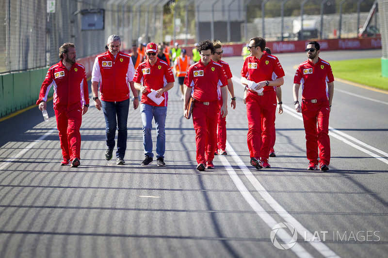 Sebastian Vettel, Ferrari e Maurizio Arrivabene, Team Principal Ferrari, camminano lungo il circuito