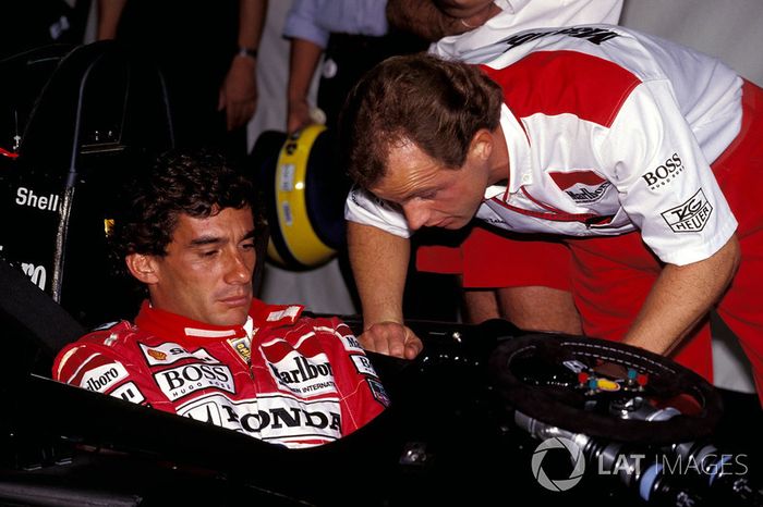 Ayrton Senna, McLaren, discute con Josef Leberer, fisio del equipo británico.