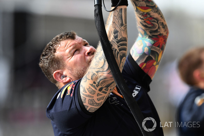 Un mécanicien Red Bull Racing avec des tatouages