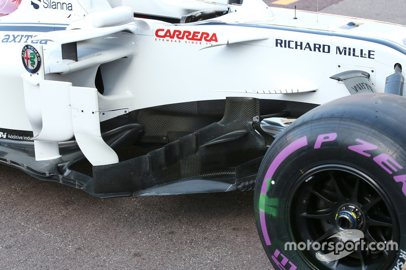 Sauber C37 side