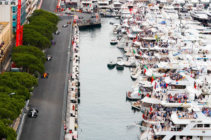 Sergey Sirotkin, Williams FW41, Stoffel Vandoorne, McLaren MCL33, y Charles Leclerc, Sauber C37