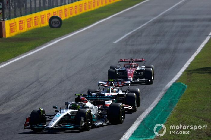 Lewis Hamilton, Mercedes W13, Mick Schumacher, Haas VF-22, Valtteri Bottas, Alfa Romeo C42