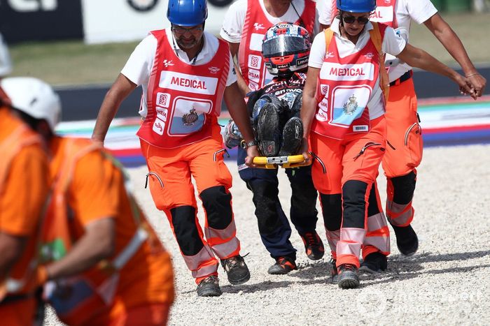 Michele Pirro, Ducati Team sale en camilla tras el accidente